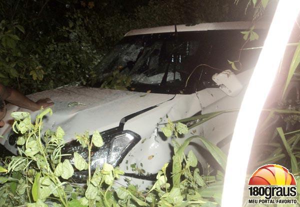 Motorista perde o controle e carro vai parar dentro de matagal(Imagem:180graus)