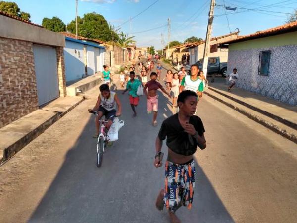 Palhaço Carrapeta faz a alegria das crianças com distribuição de bombons (Imagem:FlorianoNews)