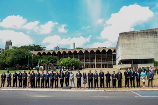 Presidente faz homenagens na abertura do ano legislativo.(Imagem:Alepi)