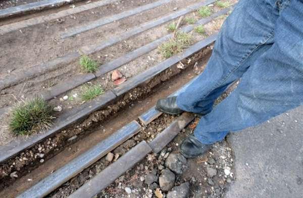 Técnico mostra o desnível nos trilhos(Imagem:180Graus)