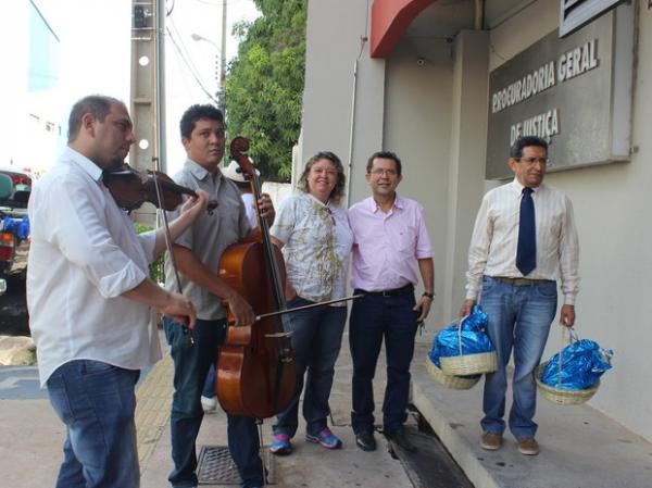 Ambientalistas, professores e advogados entregaram cestas nos órgãos.(Imagem:Catarina Costa)