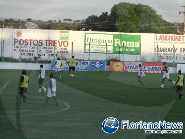 Jogadores treinam para partida solidária que acontece nesta sexta no estádio Tiberão.(Imagem:FlorianoNews)