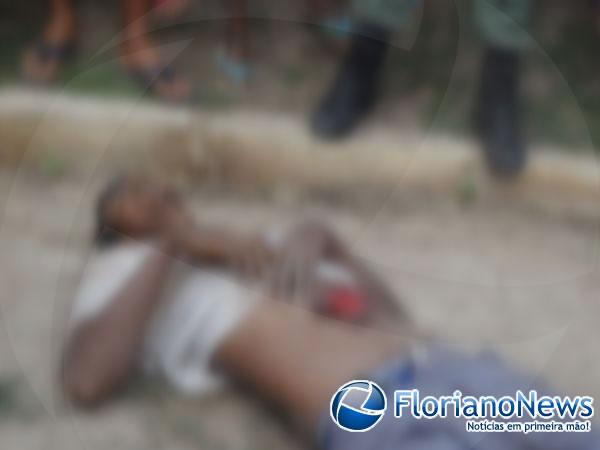 Rapaz é morto a facadas e fica com vísceras expostas em Floriano.(Imagem:FlorianoNews)