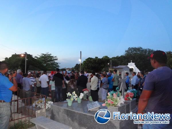 Magistrados, familiares e amigos se despedem do Promotor Edimar Piauilino.(Imagem:FlorianoNews)