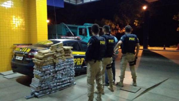 PRF prende condutor que transportava 300 kg de  droga no caminhão.(Imagem:PRF)