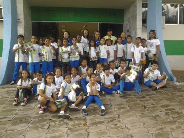 Alunos da Escola Municipal Francisco Dutra visitam prédios públicos.(Imagem:Secom)