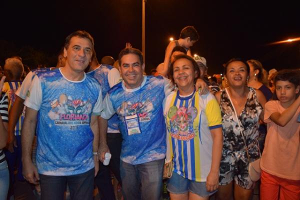 Escolas de Samba encerram com desfile o Carnaval dos Novos Sonhos de Floriano.(Imagem:Waldemir Miranda)