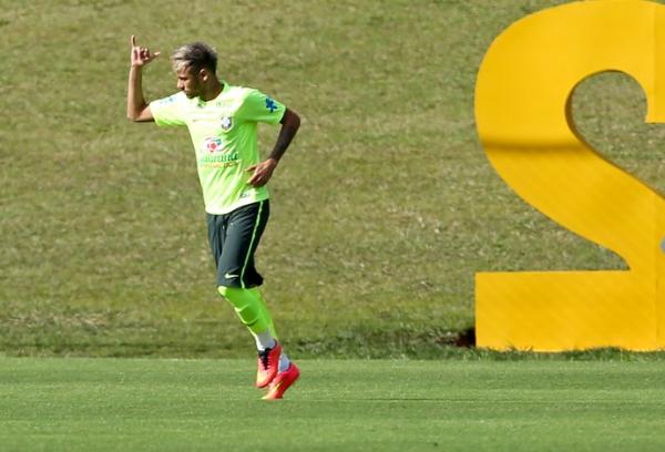 Neymar aparece em treino com o cabelo pintado de loiro.(Imagem:Mowa Press)