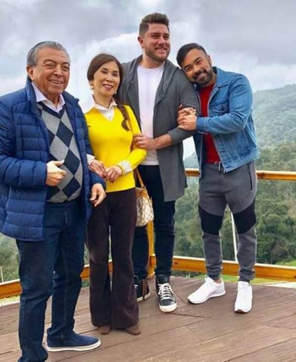 Mauro Sousa com o namorado, o pai e a mãe.(Imagem:Reprodução/ Instagram)