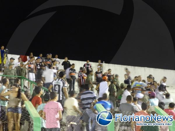 Torcida Esporão de Galo é escoltada pelo GRT-3 após confusão no Estádio Tiberão.(Imagem:FlorianoNews)