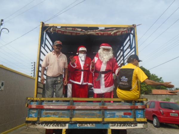 Papai Noel distribui bombons para criançada de Floriano.(Imagem:FlorianoNews)