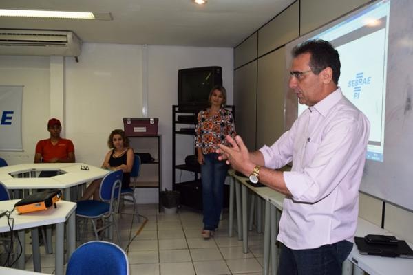 Prefeito Gilberto Júnior discute revitalização da Praça Cel. Borges.(Imagem:Waldemir Miranda)