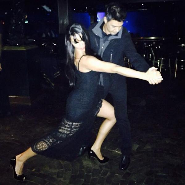 Zezé Di Camargo dança tango com a namorada, Graciele Lacerda, em Buenos Aires, na Argentina.(Imagem:Instagram/Reprodução)