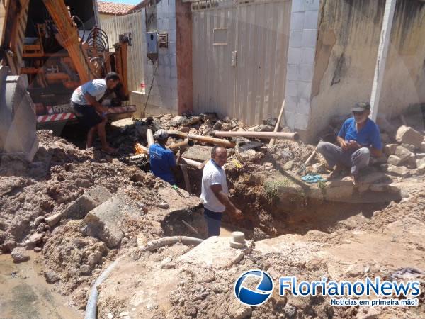 Vazamentos em canos suspendem abastecimento de água em Floriano.(Imagem:FlorianoNews)