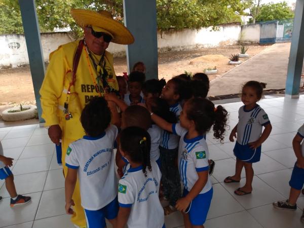 Repórter Amarelinho agradece presença das escolas no Show do Carrapeta (Imagem:FlorianoNews)