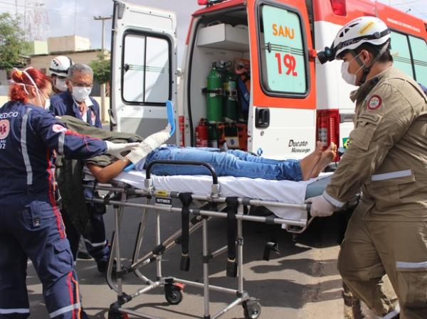 Jovem foi levada por uma ambulância do Samu ao hospital.(Imagem:Gilcilene Araújo/G1)