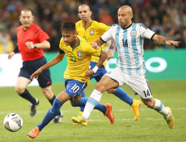 Neymar sofreu com as pancadas de Mascherano, seu companheiro de Barcelona, no jogo deste sábado.(Imagem:EFE)