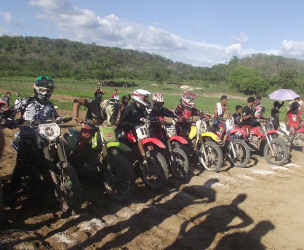 Motocross anima domingo em Regeneração(Imagem:FlorianoNews)
