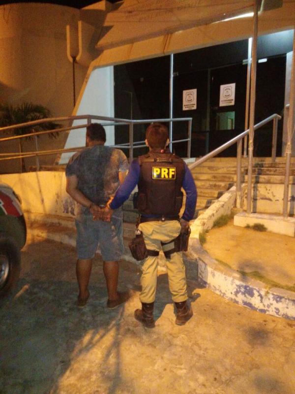 Homem preso com mandado de prisão(Imagem:Divulgação/PRF)
