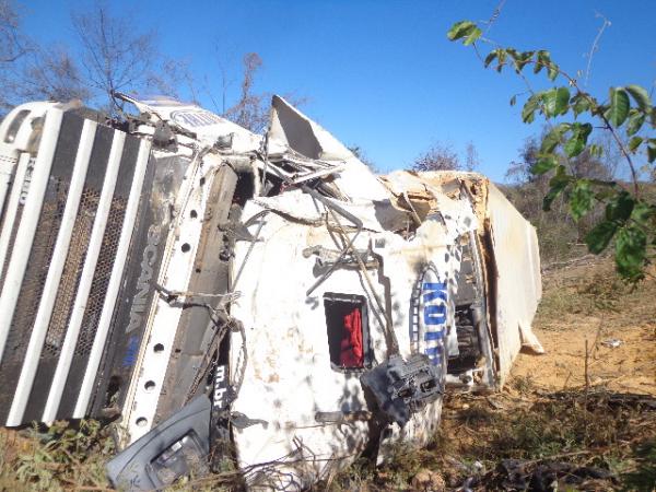 Carreta carregada de carnes tomba na BR-230.(Imagem:FlorianoNews)