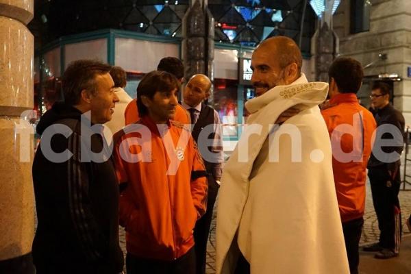 Enrolado em cobertor, Guardiola sorri.(Imagem:Divulgação/Site oficial do Bayern)