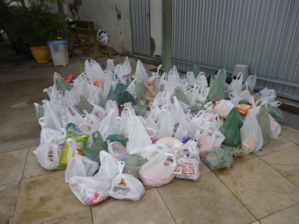 Escola arrecada alimentos e doa cestas básicas para casas terapêuticas de Floriano.(Imagem:FlorianoNews)