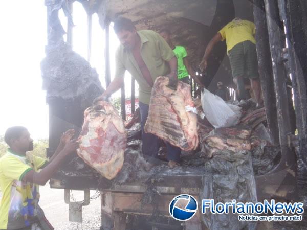 Carreta carregada de carne pega fogo e mercadoria é saqueada. (Imagem:FlorianoNews)