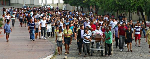 Jovem Angélica Maia é sepultada em meio a muita comoção e tristesa.(Imagem:Cidades na net)