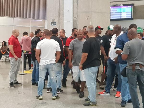 Delegação rubro-negra chegou no Galeão na manhã desta quinta-feira e deixou local por saída especial.(Imagem:Fred Huber)