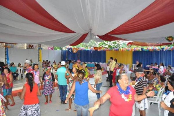 Idosos de Floriano se divertem no Carnaval da Terceira Idade.(Imagem:SECOM)