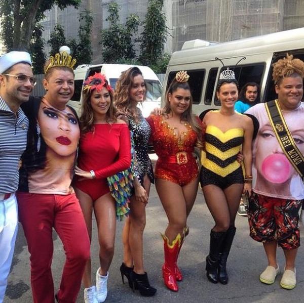 Preta Gil e sua corte do carnaval: Fernando Torquatto, David Brazil, Fernanda Paes Leme, Lia Khey, Carolina Dieckmann e Gominho.(Imagem:Reprodução/Instagram)