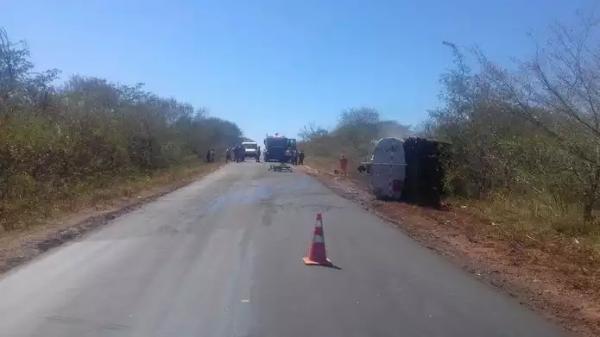 Caminhão tombada(Imagem:Divulgação/PRF)