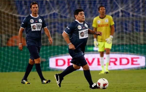 Maradona participa durante os 90 minutos do amistoso em Roma.(Imagem:Reuters)