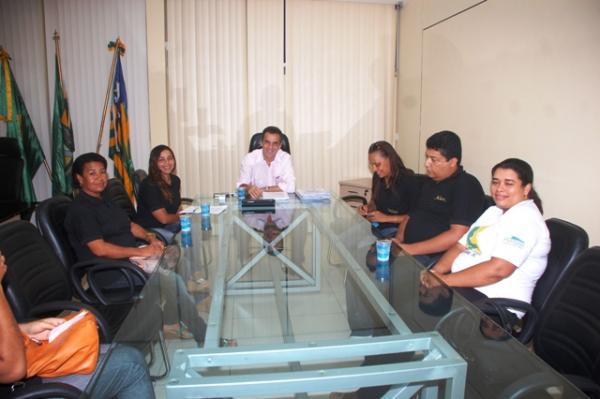 Prefeito Gilberto Júnior se reúne com representantes do Conselho Tutelar de Floriano.(Imagem:Waldemir Miranda)