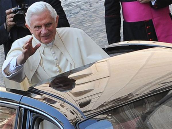 O papa Bento XVI acena para fiéis antes de sua audiência semanal no Vaticano, em 7 de julho. (Imagem:AP)