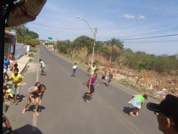 Palhaço carrapeta percorre ruas de Floriano distribuindo bombons.(Imagem:FlorianoNews)