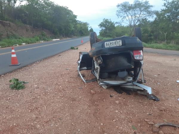 Carro capota e cinco pessoas ficam feridas na BR 135(Imagem:Divulgação/PM)