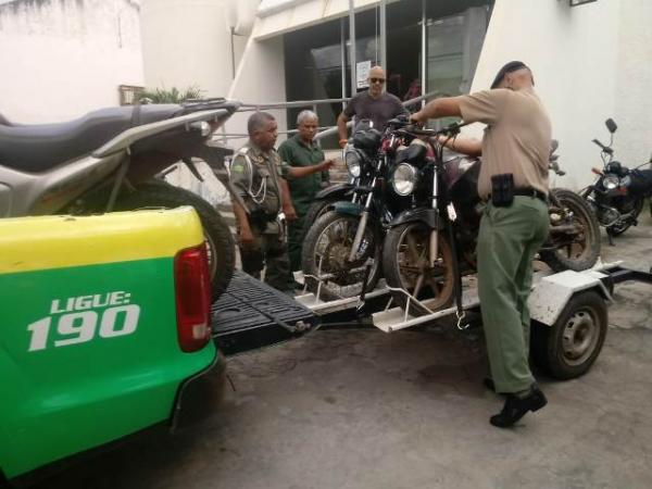 Motocicletas recuperadas pela PM chegam a Floriano.(Imagem:3° BPM)