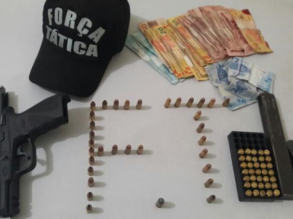 Dinheiro, arma e munições foram apreendidos.(Imagem:Divulgação/Polícia Militar)
