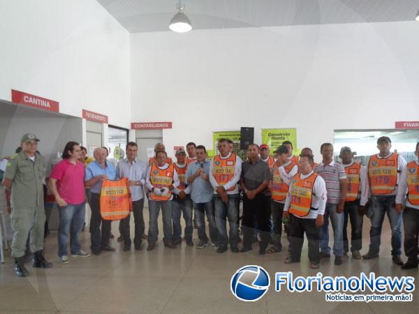 Mototaxistas florianenses recebem coletes de segurança.(Imagem:FlorianoNews)