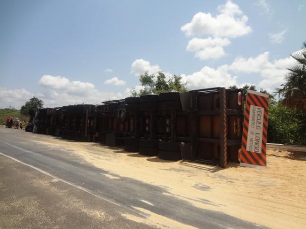 Carreta carregada de soja tomba na BR 230.(Imagem:FlorianoNews)