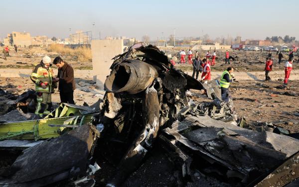 Autoridades trabalham em meio a destroços de avião que caiu em Shahedshahr, a sudoeste da capital Teerã, Irã, nesta quarta-feira (8)(Imagem:AP Photo/Ebrahim Noroozi)