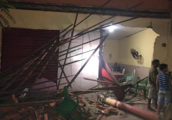 Caminhão desgovernado invadiu e destruiu parte de residência no Piauí.(Imagem:Clique União)