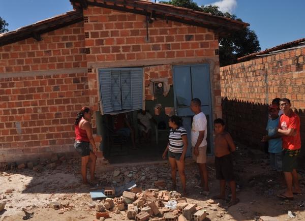 Carro destrói casa de idosa no conjunto Dom Avelar.(Imagem:Divulgação)