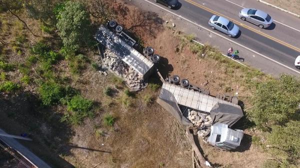 Caminhão carregado tombou na BR-343, em Teresina.(Imagem:Magno Bonfim/TV Clube)