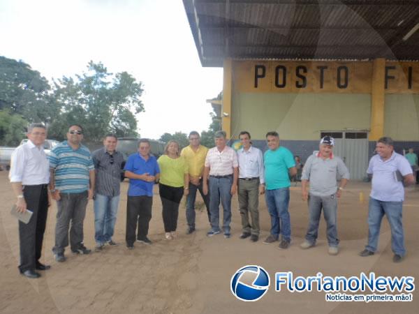 Avelino Neiva inspeciona andamento de obras de urbanização em Floriano.(Imagem:FlorianoNews)