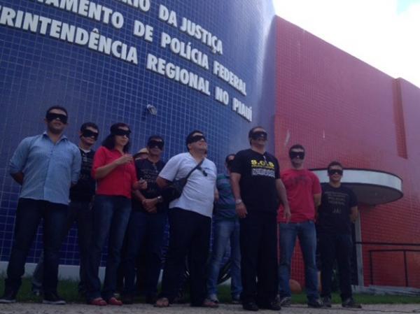 Servidores se concentraram na sede da Polícia Federal em Teresina.(Imagem:Gilcilene Araújo/G1)