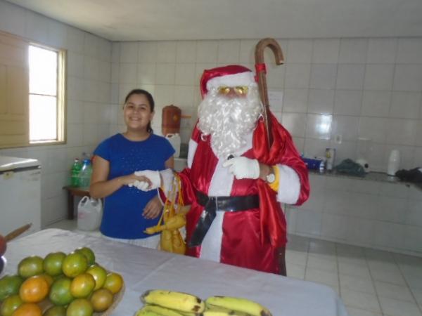 Crianças da creche recebem sopão solidário. (Imagem:FlorianoNews)