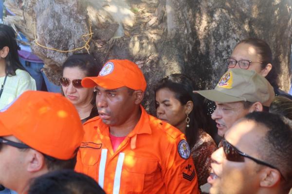 Amigos se emocionam durante sepultamento do corpo do capitão Anderson.(Imagem:Lorena Linhares/G1)