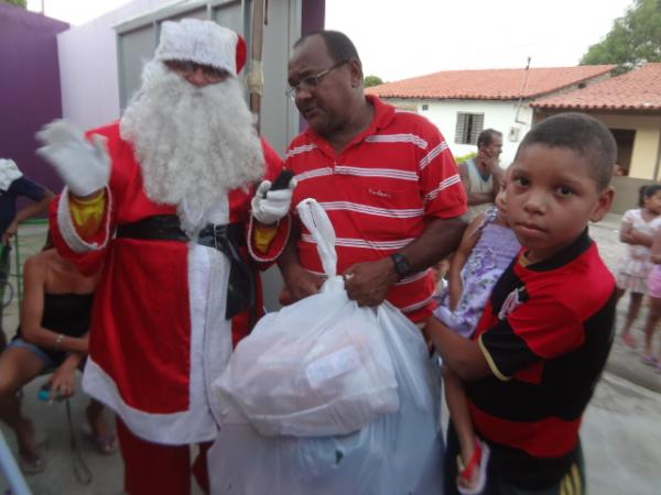 Papai Noel distribuiu brinquedos no bairro Bom Lugar.(Imagem:FlorianoNews)